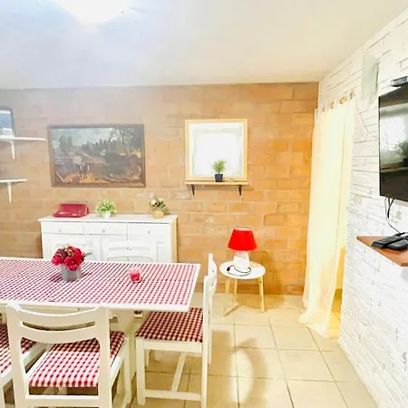 Colorful And Happy - With Parking Apartment