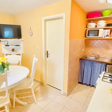 Colorful And Happy - With Parking Apartment Sukosan
